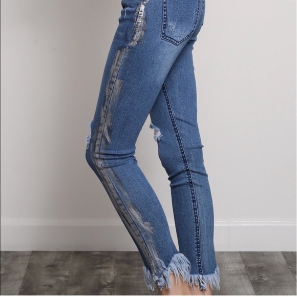 Mid-rise jeans with frayed hem and metallic detail on the side - Picture 1 of 10